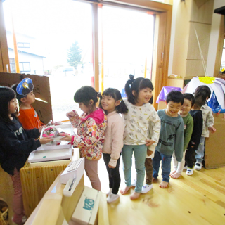 ひとり一人の成長を大切にし、見守り、保育します。