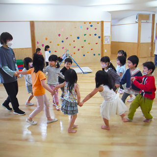 少人数制によるいきとどいた保育を行います。